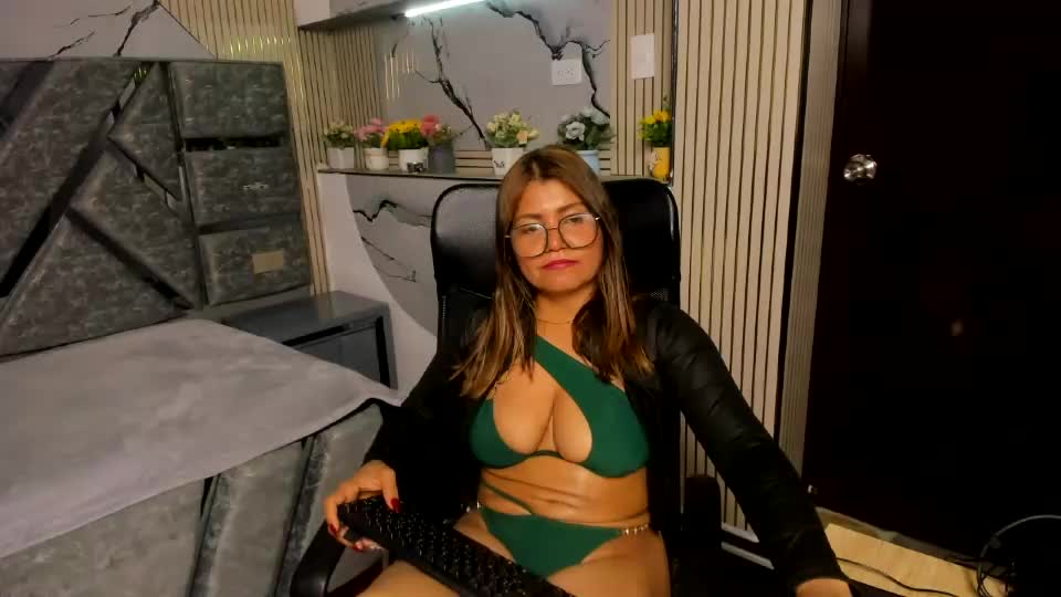 laura_marttin Adult Chat August 1, 2026