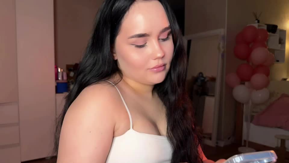 lola_razee Adult Chat August 4, 2026