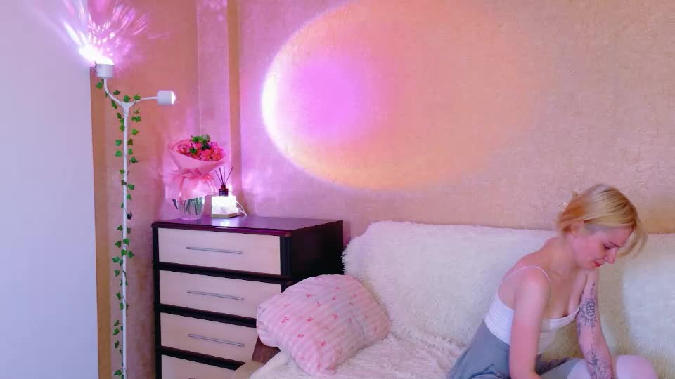 llovelymia Adult Chat August 4, 2026