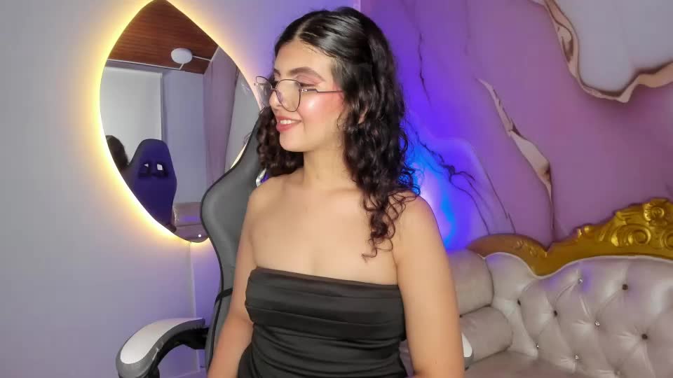 bella_cuttee Adult Chat August 8, 2026