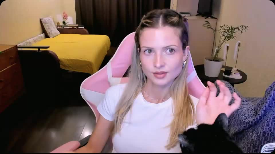 julie_flores Adult Chat August 10, 2026