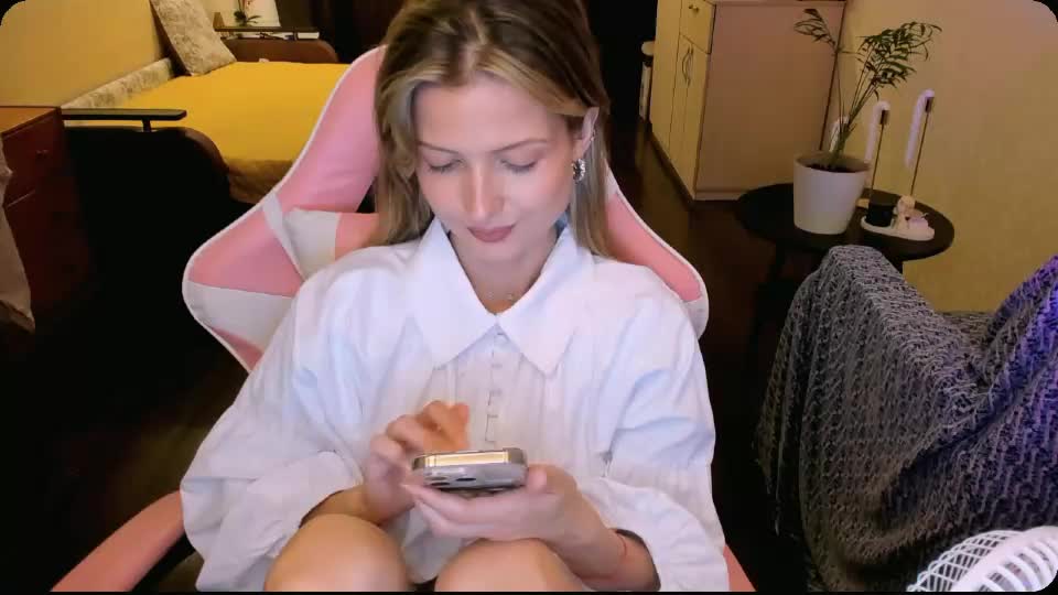 julie_flores Adult Chat August 11, 2026