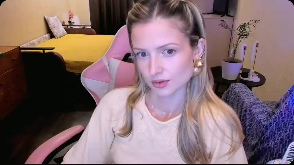 julie_flores Adult Chat August 11, 2026