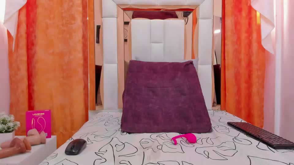 naomi_curvy69 Adult Chat August 16, 2026