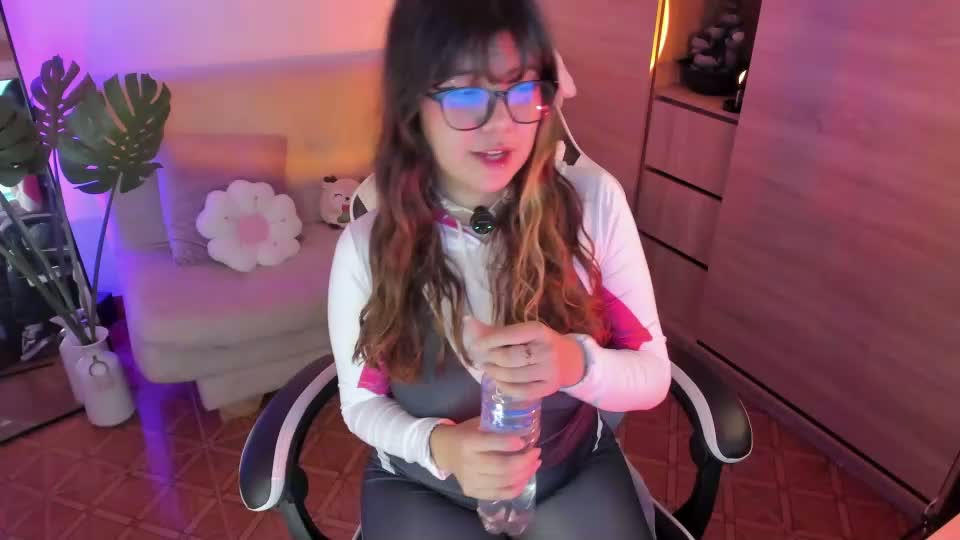 honey_m0on Adult Chat August 18, 2026