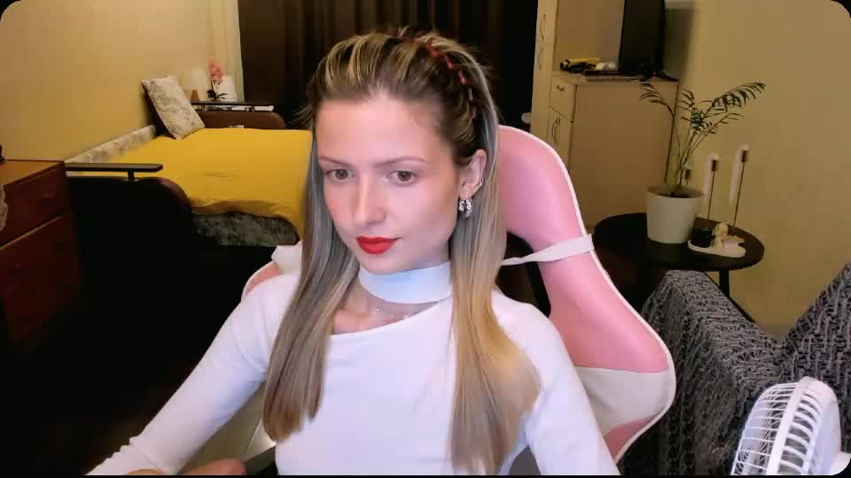 julie_flores Adult Chat August 19, 2026