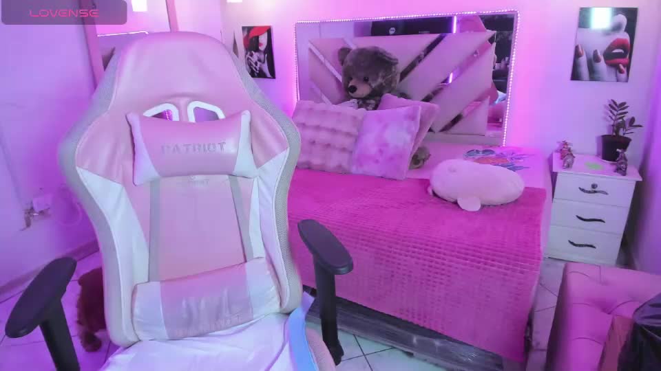 karly_moonn Adult Chat August 26, 2026