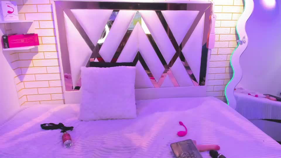 mia_petite18 Adult Chat September 17, 2026
