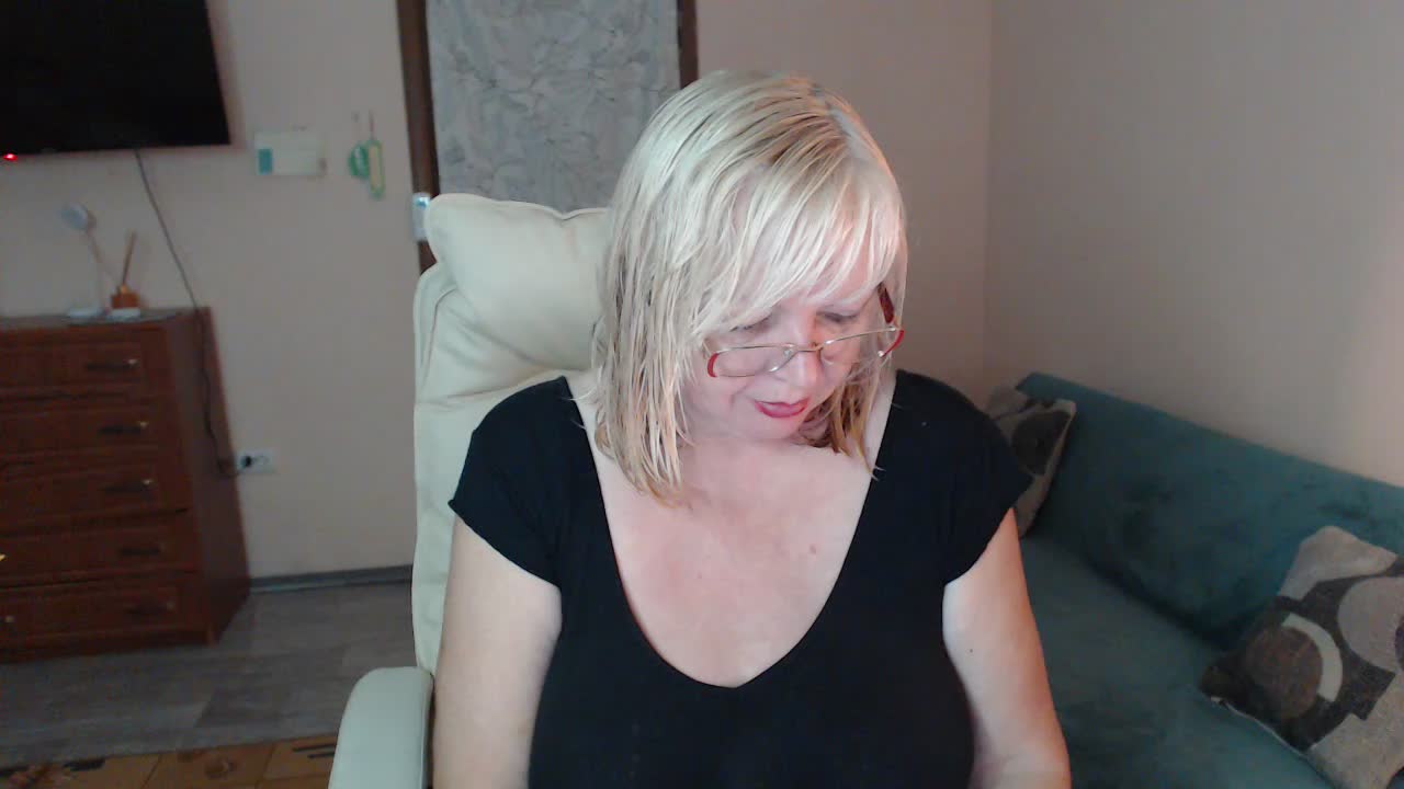 EvelynLoveShy Adult Chat October 4, 2026