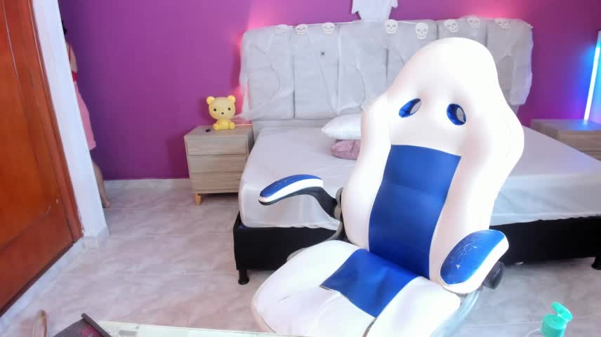 Littlee_Noemi Adult Chat October 17, 2026