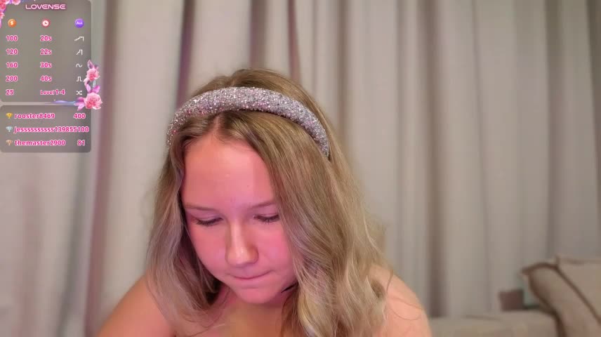 queenneee Adult Chat October 29, 2026